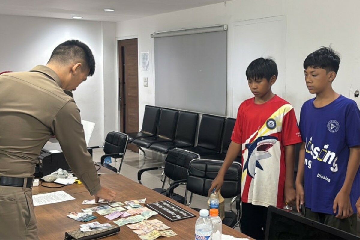 Pattaya teens return wallet with cash, win public praise