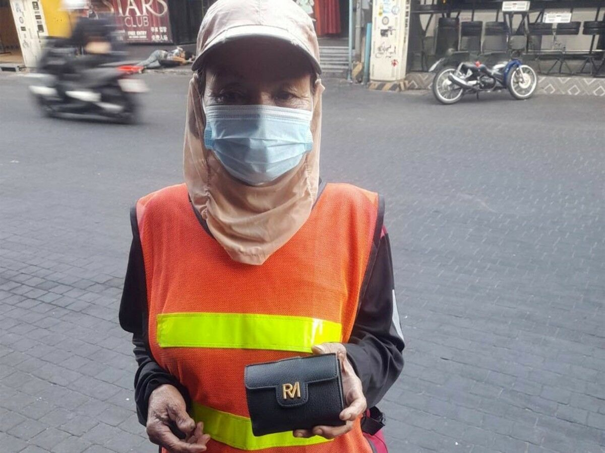 Spotless honesty: Pattaya street cleaner returns lost wallet