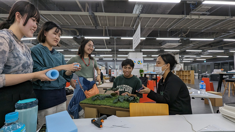 （写真＝芝浦工業大学デザイン工学部におけるデザインワークの様子／芝浦工業大学提供）