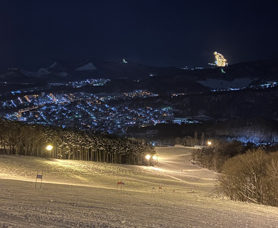 札幌藻岩山スキー場。ナイター利用も可能で、札幌の夜景を一望できる（写真＝本人提供）