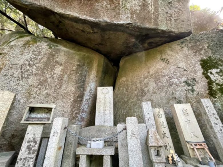 岩が積み重なり、屋根のようになっている