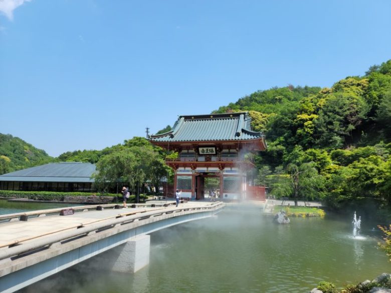 橋と山門の様子