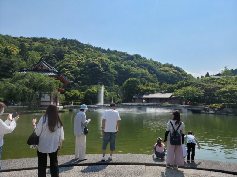 沢山の人が鯉に餌をあげていました