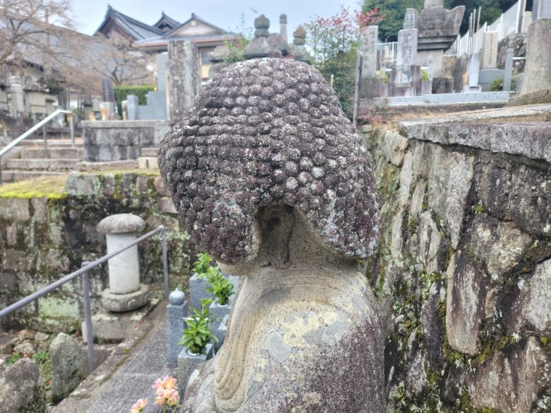 アフロ仏像の横顔