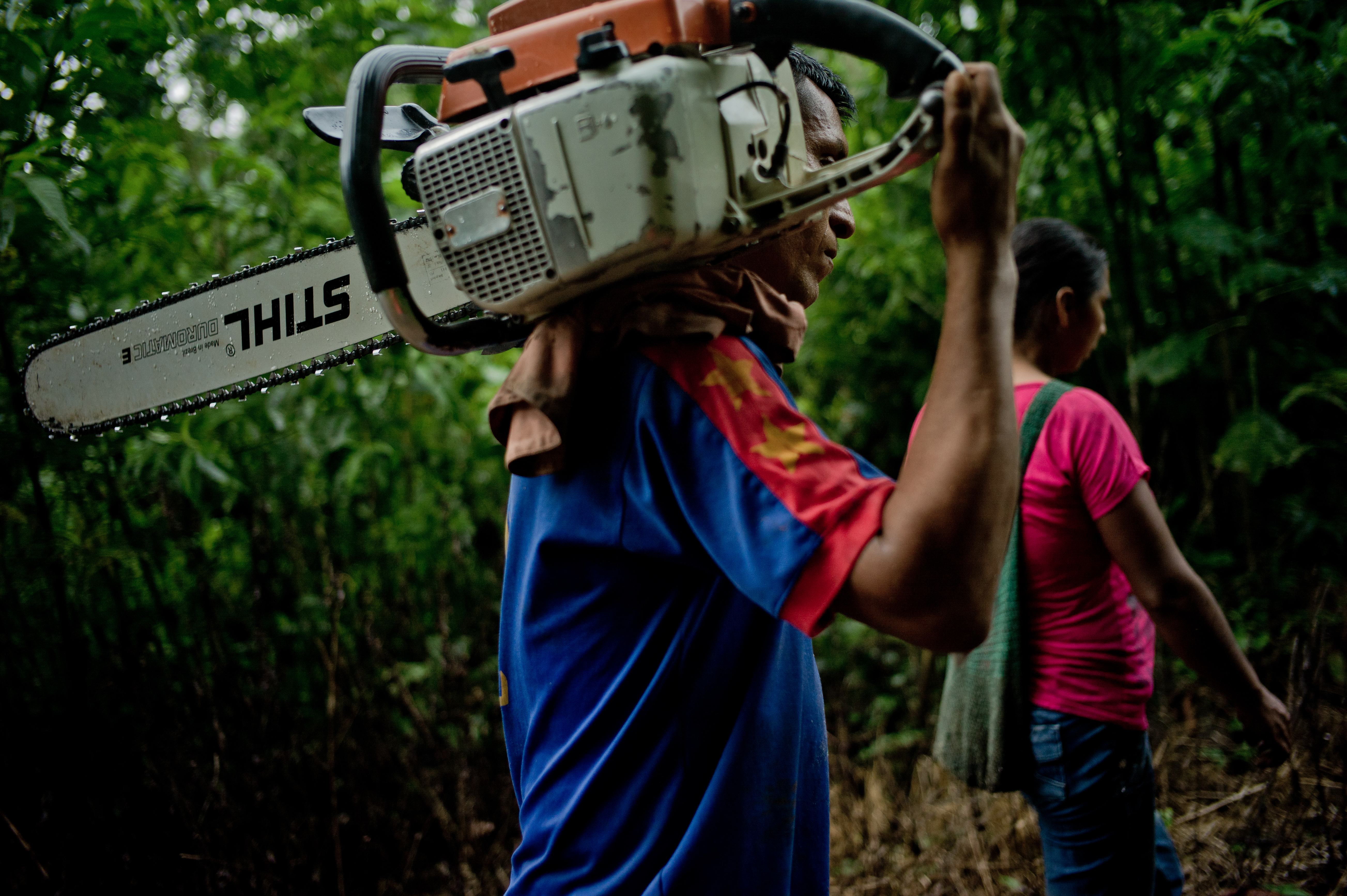 A Kiwcha couple walk in the jungle to cut timber, Coca, Ecuador. Photo by Tomas Munita/CIFOR