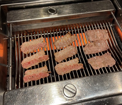 甘太郎 焼肉食べ放題 秋葉原 お肉の盛り合わせを焼いているところ