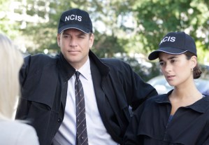 Weatherly and de Pablo in Season 6's "Collateral Damage"
