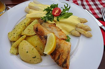 Zanderfilets mit Salzkartoffeln, Spargel und Sauce hollandaise - fried perch fillets with salt potatoes, asparagus and hollandaise sauce