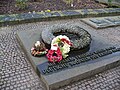 Gedenkplatte, Aufschrift: „Ich habe dich bei deinem Namen gerufen. Du bist mein. Jes 43.1 – Auf diesem Friedhof ruhen 44061 deutsche Soldaten des Krieges 1914/18“; 2006