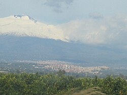 Belpasso con Motta Sant'Anastasia sullo sfondo