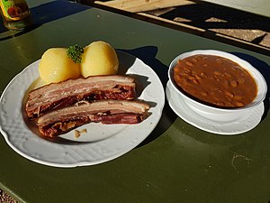 Rauchfleisch mit Bohnakern und Klöß