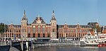 Amsterdam Centraal sedd från Stationsplein