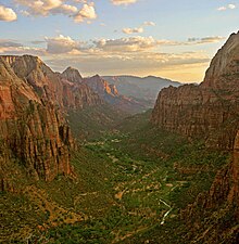 panoramo de la punkto "Angels Landing" ("anĝela surterigejo")