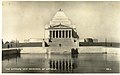 O Shrine em 1930 mostrando o reflexo da piscina aonde o átrio da Segunda Guerra é localizado