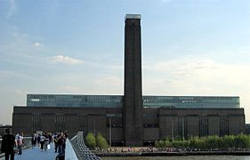 Fachada de Tate Modern, vista dende la Ponte del Mileniu.