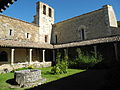 L'interno del chiostro con tetto spiovente verso il giardino interno. Sul lato est del chiostro si affaccia la sala capitolare