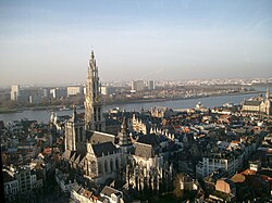 Panorama di Anversa con la sua cattedrale e il fiume Schelda