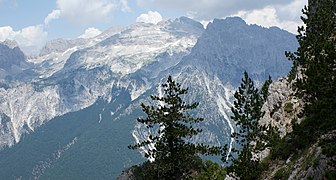 Dari kiri ke kanan, masif di bagian tengah foto: Maja e Jezercës (2694 m), Maja Popluks (2569 m), dan Maja e Alisë (2471 m).