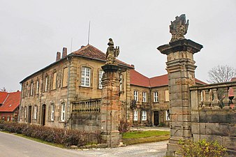 Einfahrt und Hauptgebäude