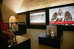 Exposition permanente au sommet de l'édifice, sous la terrasse.