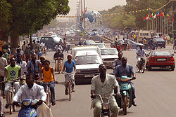 La famosa Place des Nations Unies (Piazza delle Nazioni Unite), con una tipica scena di strada a Ouagadougou