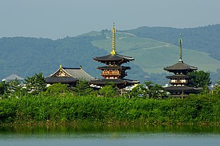 Yakushi-ji, taustalla Wakakusavuori