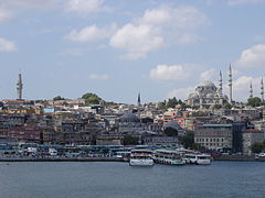 Vista de Eminönü desde o Corno de Ouro; à esquerda: Torre de Beyazıt; ao centro, em baixo: Mesquita de Rüstem Paşa; à direita: Mesquita Süleymaniye