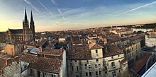 Photographie du quartier des Chartrons, avec ses bâtiments anciens séparés par des rues étroites.