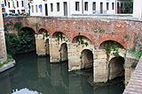 Il Ponte delle Barche sul fiume Retrone. Nel Medioevo divideva il Centro storico dall'Isola