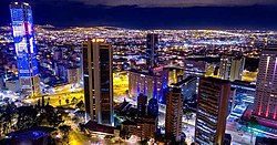 Panorama notturno della città con la torre Colpatria