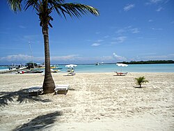 La spiaggia di Boca Chica con il molo delle barche per la pesca d'alto mare