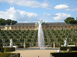 Schloss Sanssouci mit dem Marmorsaal. Davor die Weinbergterrassen und das Brunnenbecken mit der Großen Fontäne und Götterfiguren aus der römischen Mythologie.