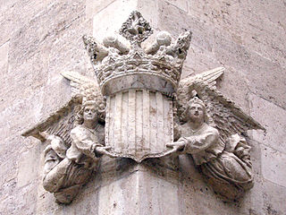 Escudo del Reino de Valencia en piedra en la Llotja de la Seda