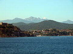 Vue des côtes de l'île d'Elbe en arrivant à Portoferraio.