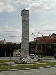 Català: Columna amb els fets importants de la història de Girona. Italiano: Colonna con i fatti più importanti della storia di Girona.