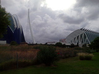 De derecha a izquierda: Museo de las Ciencias Príncipe Felipe; Puente de l'Assut de l'Or; Azud del oro; Àgora.