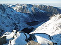 Dolu Czarny Staw pod Rysami a Morskie Oko, ležia skoro o 1000 m nižšie ako vrchol Rysov