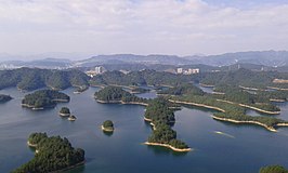 Een aantal eilanden in het Qiandaomeer nabij Hangzhou (2015)