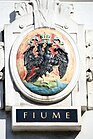 Wappen von Fiume auf dem einst von der Marinesektion des k.u.k. Kriegsministeriums genutzten Amtsgebäude Marxergasse 2 in Wien. Im amtlichen Gebrauch der k.u.k. Marine wurden die Namen in italienischer Sprache verwendet