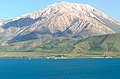 Akdamar Adası'ndan göl sahili ve Artos Dağı'nın görünümü