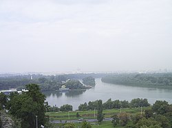 Delta dell'estuario della Sava (proveniente da sinistra) nel Danubio a Belgrado, visto dalla fortezza di Kalemegdan