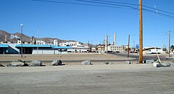 Searles Valley Minerals chemical plant dominates Trona