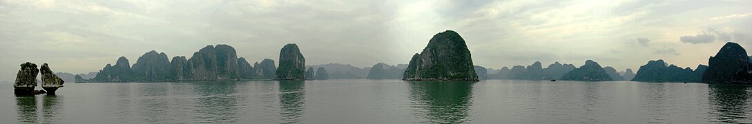 Les chaînes karstiques de l'île de Cat Ba et de son Parc national de Cat Ba, se découpent de façon caractéristique sur le ciel.