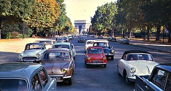 Vue de l'Arc de Triomphe depuis l'avenue Foch, 1962.