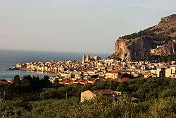 Vista classica di Cefalù da punta S. Lucia