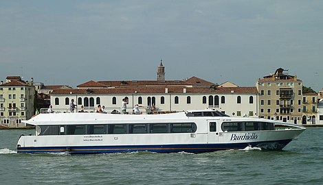 Venesiaanse adellikes se jaarlikse boottoer na die somervilla's langs die Riviera del Brenta herleef met moderne plesierbote wat toeriste van Padua na Venesië se Canal Grande (of in die teenoorgestelde rigting) neem