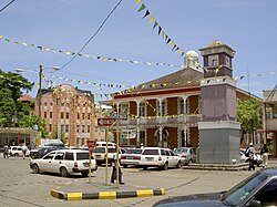 Centro della città con la torre dell'orologio