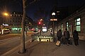 De rode borden met witte letters zijn 's-avonds verlicht.