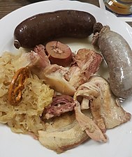 Schlachtschüssel mit Siedwürsten, Niere und Bauchfleisch