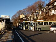 南口広場整備前の上野原駅北口で発車を待つバス（2011年1月）。右の画像は高台から見下ろしたところで、大変狭かったことがよく分かる。